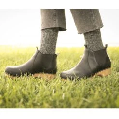 New Products -Dansko Barnes PDP Becka black onfoot