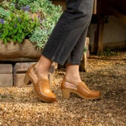 Dansko Sassy Tan Milled Burnished -Dansko f23 ImgPDP SassyTan